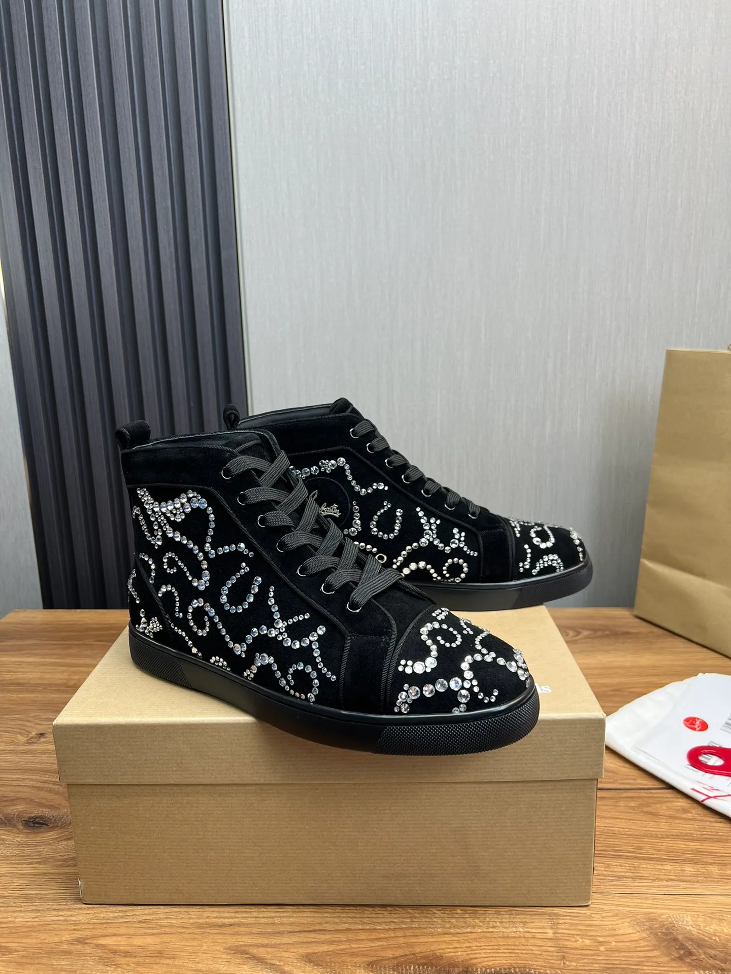 Men's shoes 💰740💰 CL popular red-soled boots 🆑 1:1 original mold, Christian* Louboutin, imported cow velvet hot rhinestones + water-dyed cowhide lining, original outsole ⬆️ wear-resistant and non-slip, full set of counter packaging 🎁38-45 (customized for 45, non-refundable)